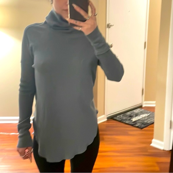 Aritzia thermal cowl neck/turtleneck slouch waffled fabric flowy long sleeve - Picture 2 of 8